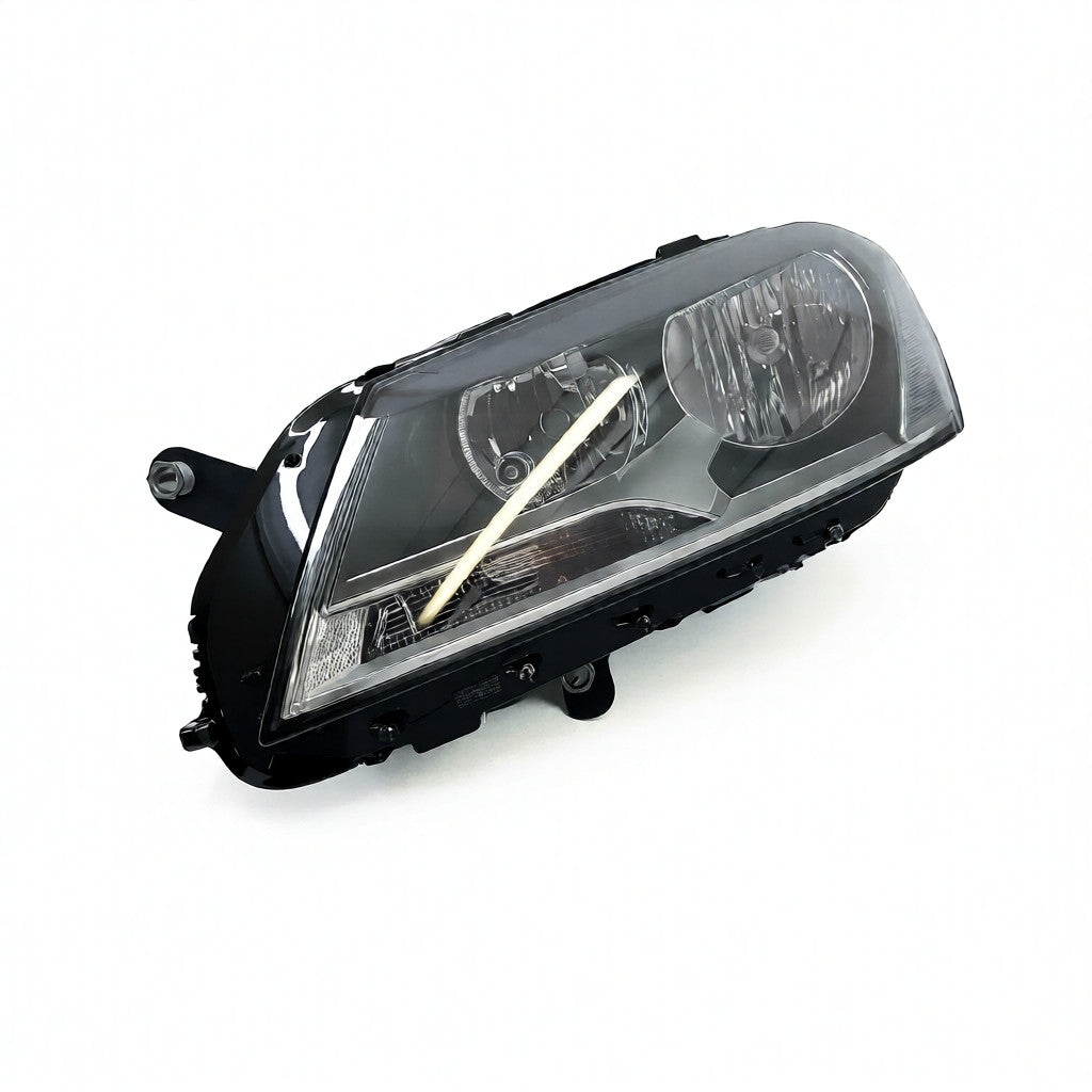 Valeo Right Front Headlight – Volkswagen Passat (3AC941005)
