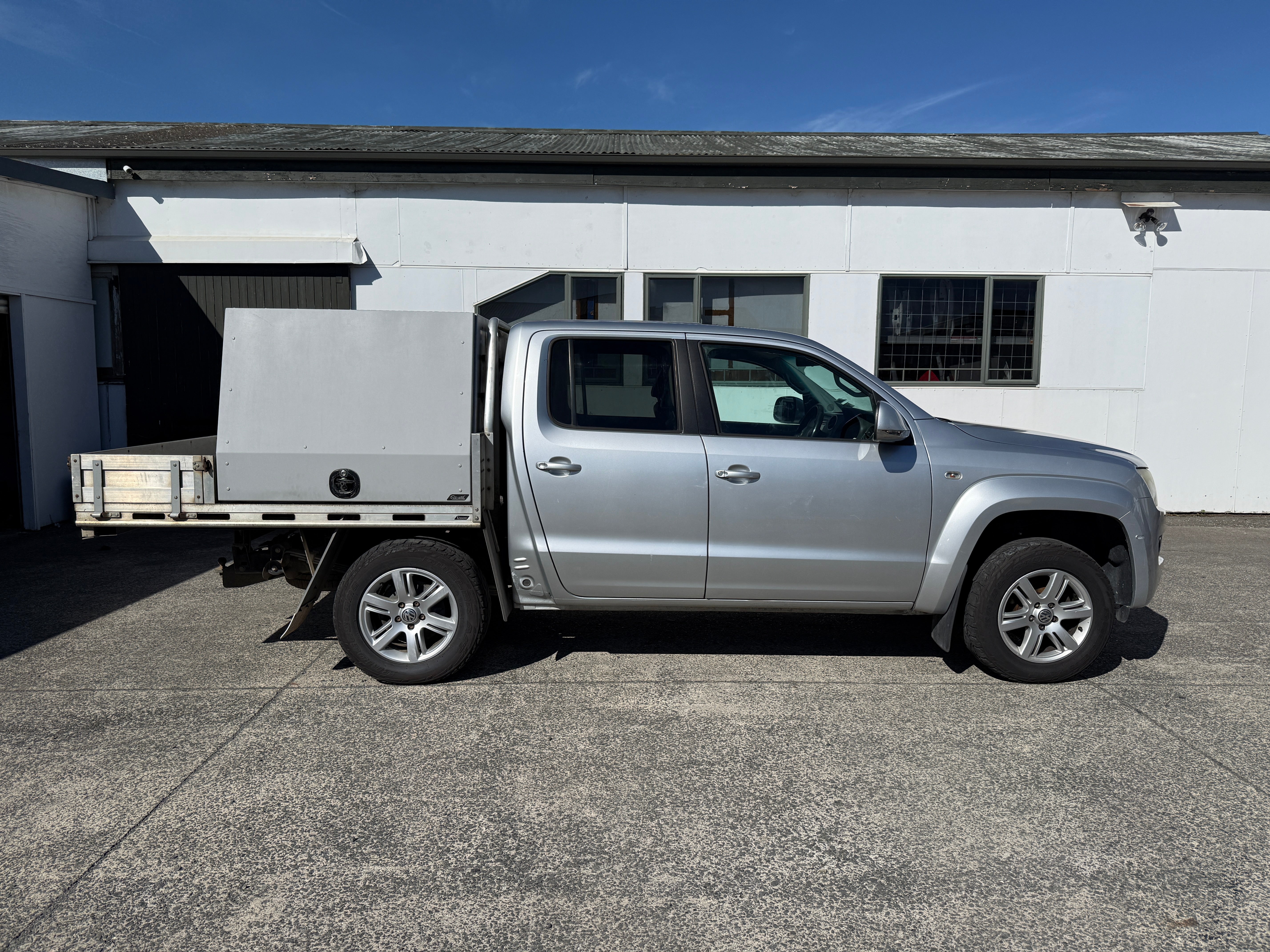 VW Amarok - Uteworx Gullwing Flat Deck
